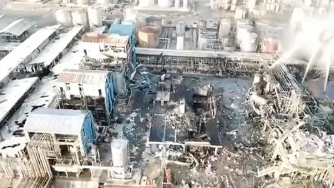 Primeras imágenes de la planta petroquímica de Tarragona tras sufrir la explosión Primeras imágenes de la planta petroquímica de Tarragona tras sufrir la explosión