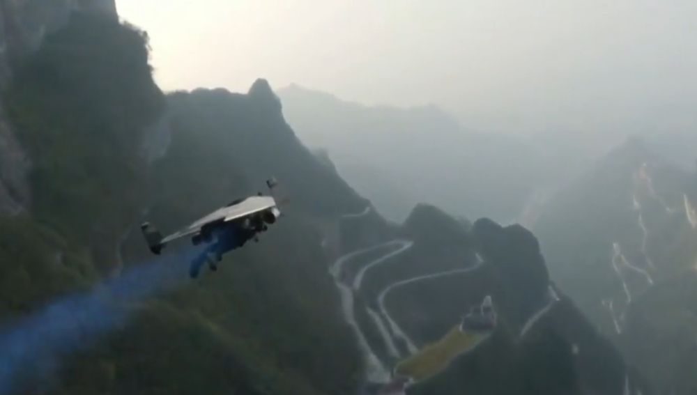 En China,  dos hombres han atravesado la conocida Puerta del Cielo con mochilas propulsoras