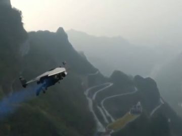 En China, dos hombres han atravesado la conocida Puerta del Cielo con mochilas propulsoras