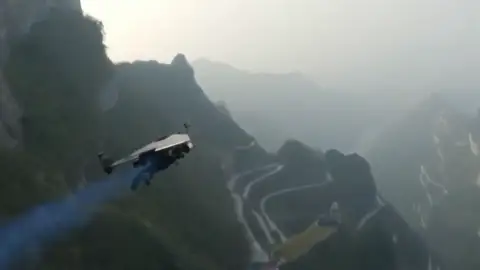 En China, dos hombres han atravesado la conocida Puerta del Cielo con mochilas propulsoras En China, dos hombres han atravesado la conocida Puerta del Cielo con mochilas propulsoras