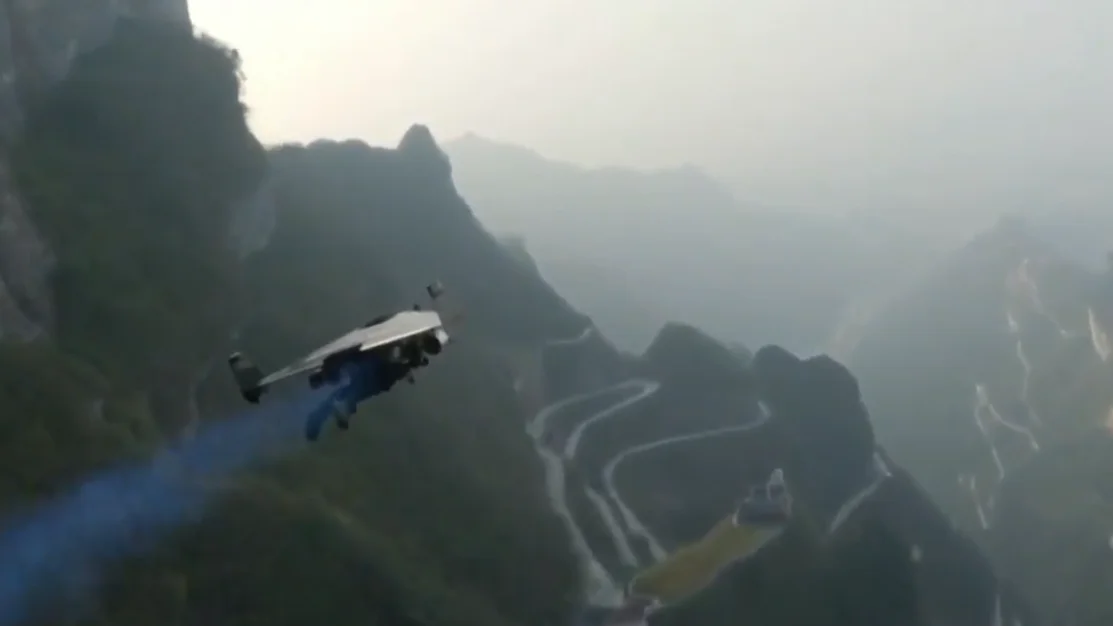 En China, dos hombres han atravesado la conocida Puerta del Cielo con mochilas propulsoras En China, dos hombres han atravesado la conocida Puerta del Cielo con mochilas propulsoras