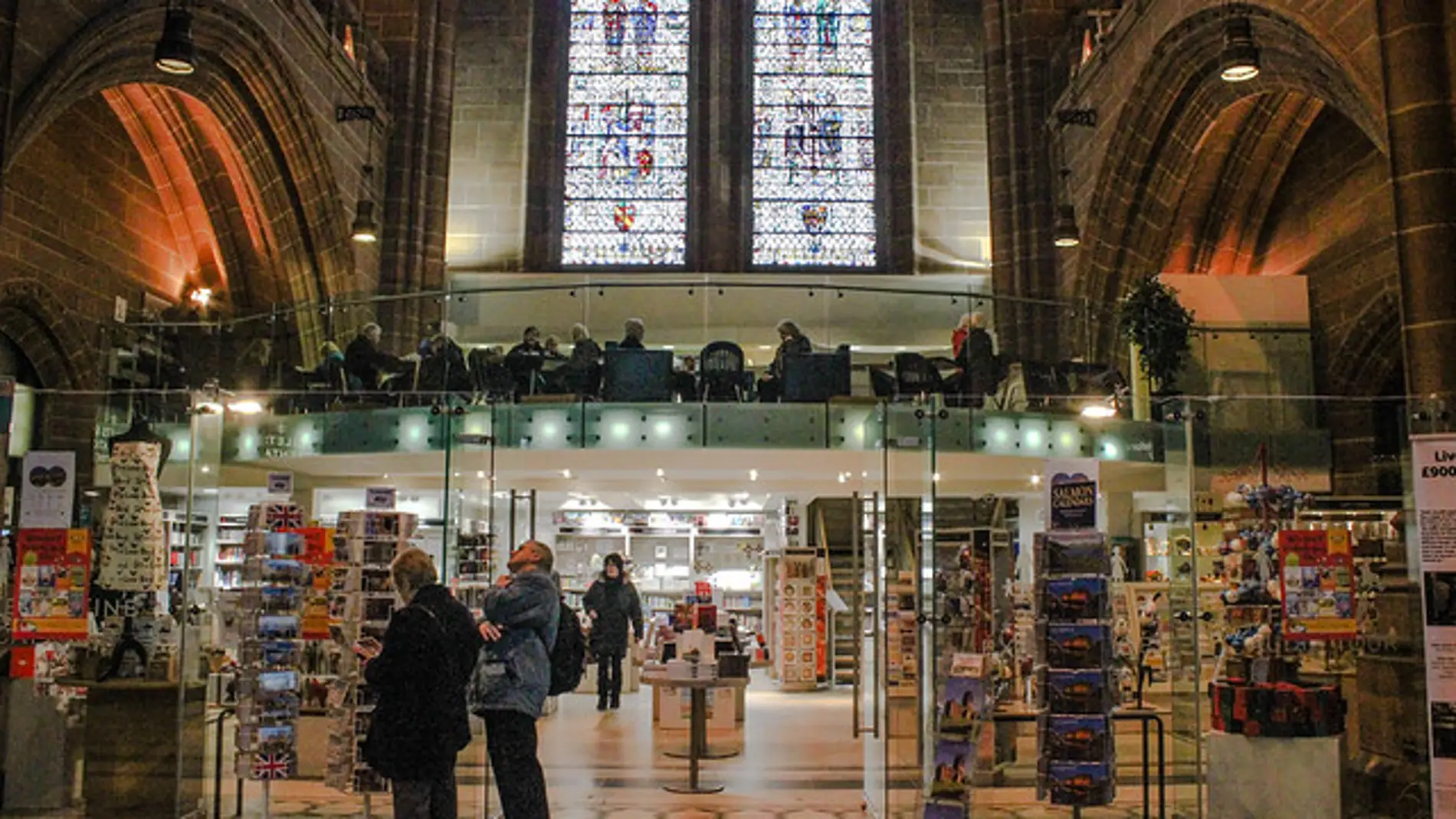 Restaurante y tienda en la catedral de Liverpool
