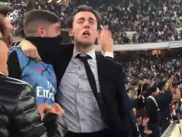 La locura de Fede Valverde con el penalti de Ramos en la grada tras su expulsión La locura de Fede Valverde con el penalti de Ramos en la grada tras su expulsión