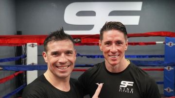 Fernando Torres junto a Maravilla Martínez practicando boxeo