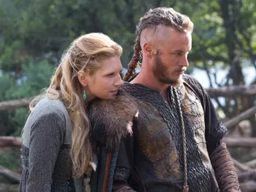 Lagherta y Ragnar en 'Vikingos' Lagherta y Ragnar en 'Vikingos'