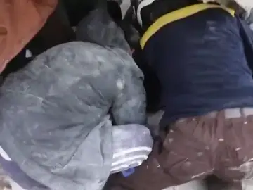 Rescatan con vida a una niña entre los escombros de un edificio derrumbado en Alepo, Siria Rescatan con vida a una niña entre los escombros de un edificio derrumbado en Alepo, Siria
