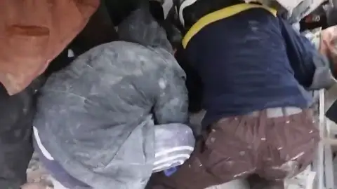 Rescatan con vida a una niña entre los escombros de un edificio derrumbado en Alepo, Siria Rescatan con vida a una niña entre los escombros de un edificio derrumbado en Alepo, Siria