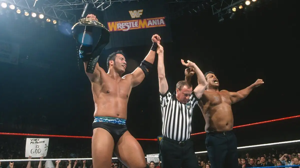 Dwayne Johnson y su padre Rocky Johnson en un combate