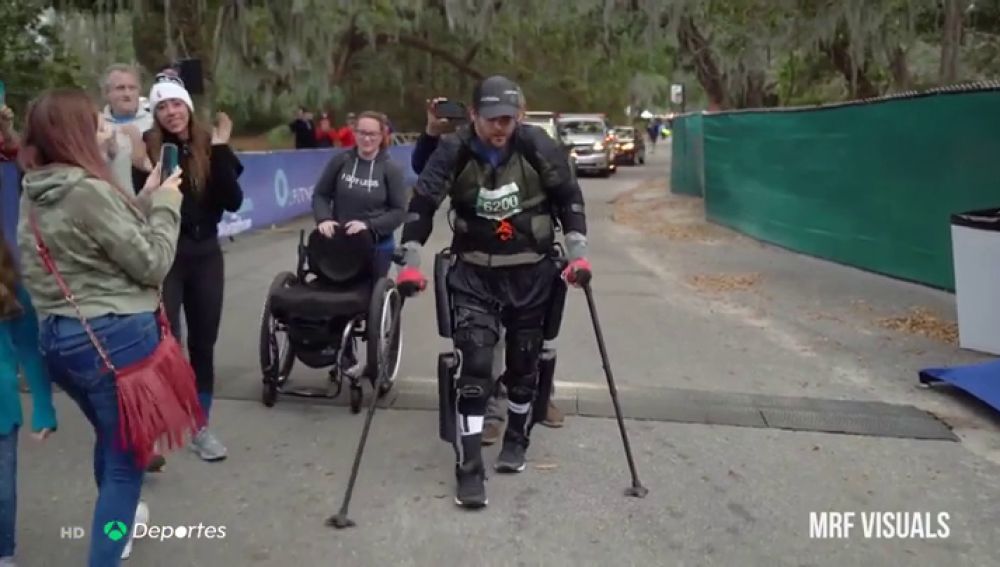 Adam Gorlitsky bate el récord mundial de acabar un maratón con exoesqueleto: "Cuando con ando con él no me siento discapacitado"