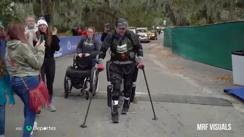 Adam Gorlitsky bate el récord mundial de acabar un maratón con exoesqueleto: "Cuando con ando con él no me siento discapacitado" Adam Gorlitsky bate el récord mundial de acabar un maratón con exoesqueleto: "Cuando con ando con él no me siento discapacitado"