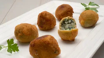 Croquetas de espinacas y piñones