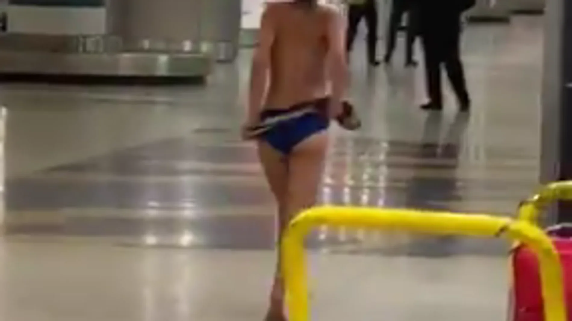 Detienen a una mujer que se paseaba desnuda por el aeropuerto de Miami Detienen a una mujer que se paseaba desnuda por el aeropuerto de Miami