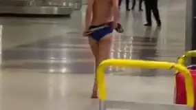 Detienen a una mujer que se paseaba desnuda por el aeropuerto de Miami Detienen a una mujer que se paseaba desnuda por el aeropuerto de Miami