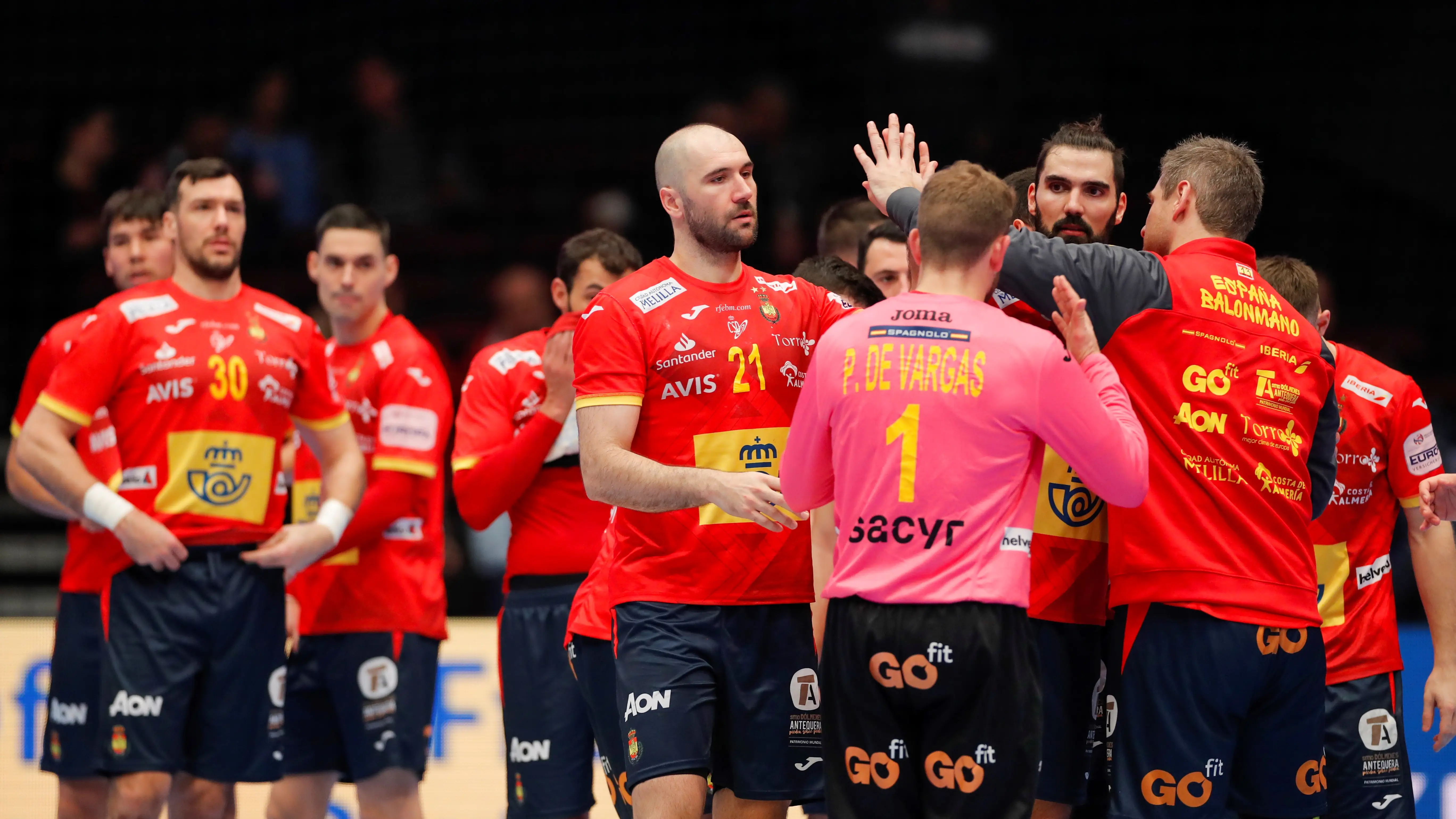 Los jugadores espa&ntilde;oles celebran la victoria ante la Rep&uacute;blica Checa