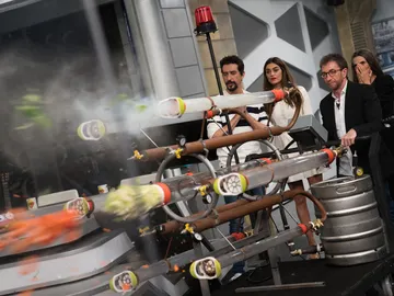 Ángela y Olivia Molina alucinan con la ametralladora de 'El Hormiguero 3.0' para hacer una ensalada exprés Ángela y Olivia Molina alucinan con la ametralladora de 'El Hormiguero 3.0' para hacer una ensalada exprés