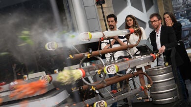 Ángela y Olivia Molina alucinan con la ametralladora de 'El Hormiguero 3.0' para hacer una ensalada exprés
