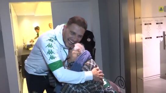 Joaqu&iacute;n, junto a una veterana aficionada del Betis