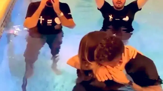 Firminho visiblemente emocionado tras su bautismo Firminho visiblemente emocionado tras su bautismo