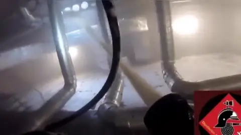 Así fue la intervención de los bomberos para apagar el incendio en el aeropuerto de Alicante Así fue la intervención de los bomberos para apagar el incendio en el aeropuerto de Alicante
