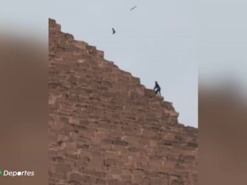 El 'influencer' Vitaly Zdorovetskiy escala la Gran Pirámide de Guiza con la policía persiguiéndole