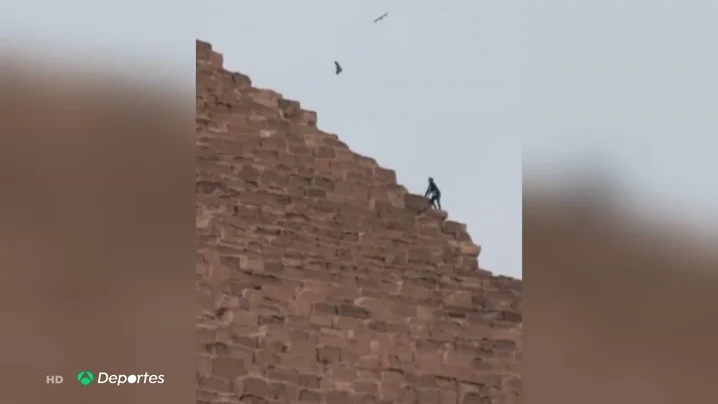El 'influencer' Vitaly Zdorovetskiy escala la Gran Pir&aacute;mide de Guiza con la polic&iacute;a persigui&eacute;ndole