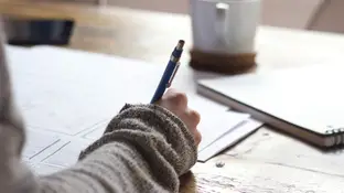 Una persona haciendo un examen Una persona haciendo un examen