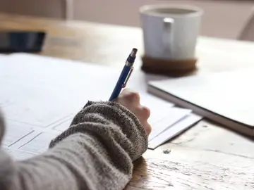Una persona haciendo un examen Una persona haciendo un examen