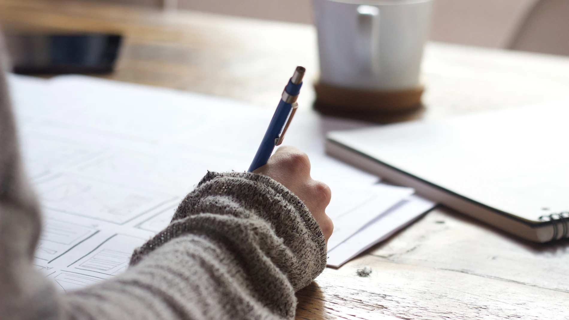 Una persona haciendo un examen Una persona haciendo un examen