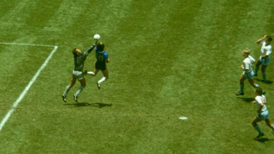 Maradona marca el hist&oacute;rico gol conocido como 'la mano de dios' ante Shilton