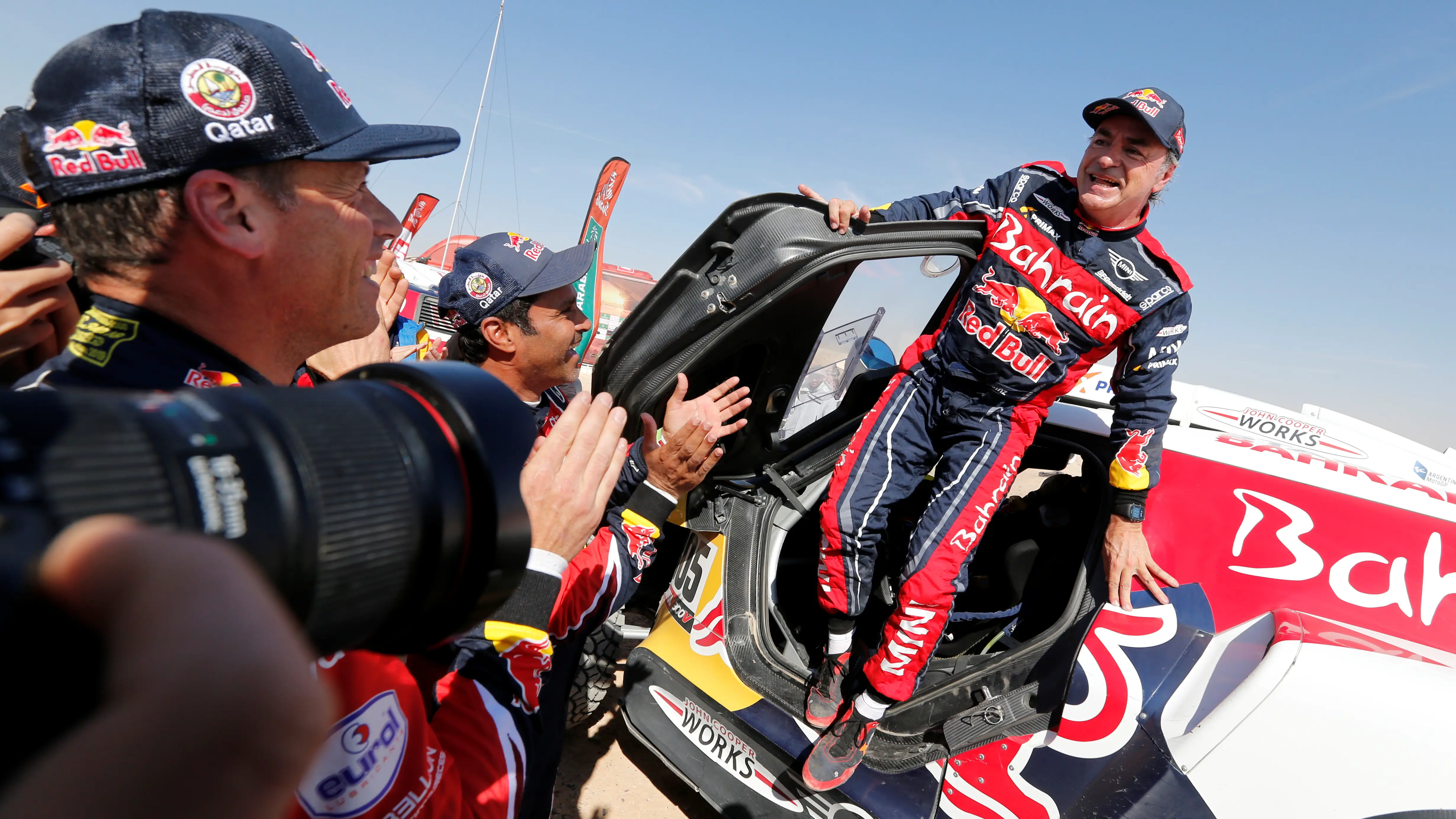 Carlos Sainz, nada m&aacute;s ganar el Dakar 2020