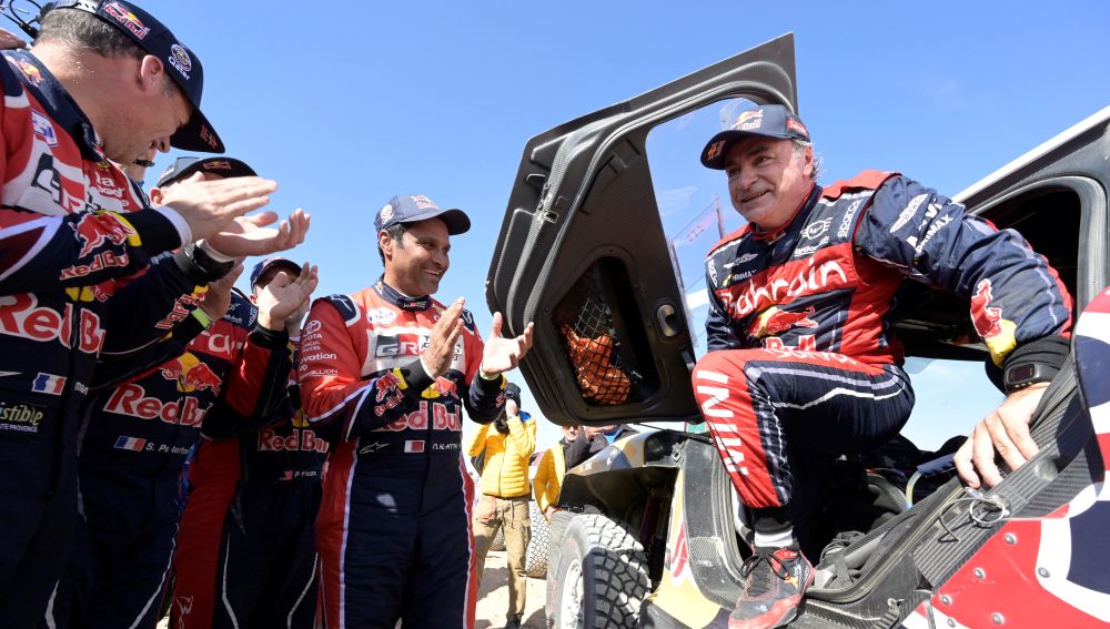 Carlos Sainz se baja del coche tras ganar el Dakar 2020