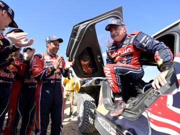 Carlos Sainz se baja del coche tras ganar el Dakar 2020