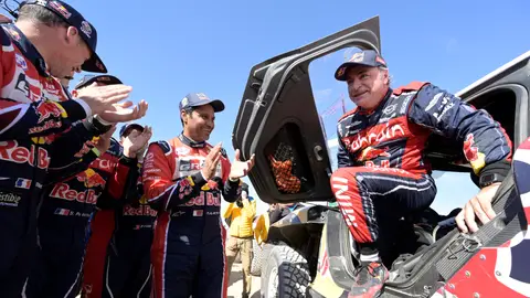 Carlos Sainz se baja del coche tras ganar el Dakar 2020 Carlos Sainz se baja del coche tras ganar el Dakar 2020