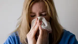 Mujer con gripe Mujer con gripe