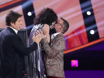 El divertido concurso de Mario Vaquerizo y Àngel Llàcer para alzarse con el título del ‘rey de los besos’ El divertido concurso de Mario Vaquerizo y Àngel Llàcer para alzarse con el título del ‘rey de los besos’