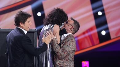 El divertido concurso de Mario Vaquerizo y Àngel Llàcer para alzarse con el título del ‘rey de los besos’