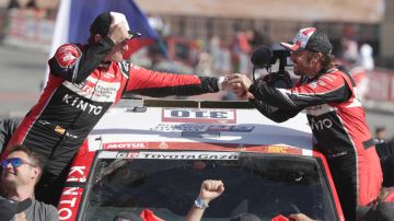 Fernando Alonso y Marc Coma al término del Rally Dakar