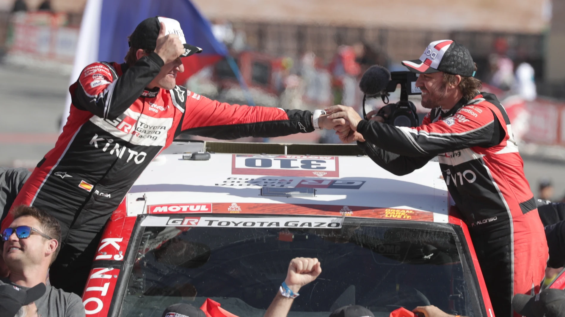 Fernando Alonso y Marc Coma al término del Rally Dakar Fernando Alonso y Marc Coma al término del Rally Dakar