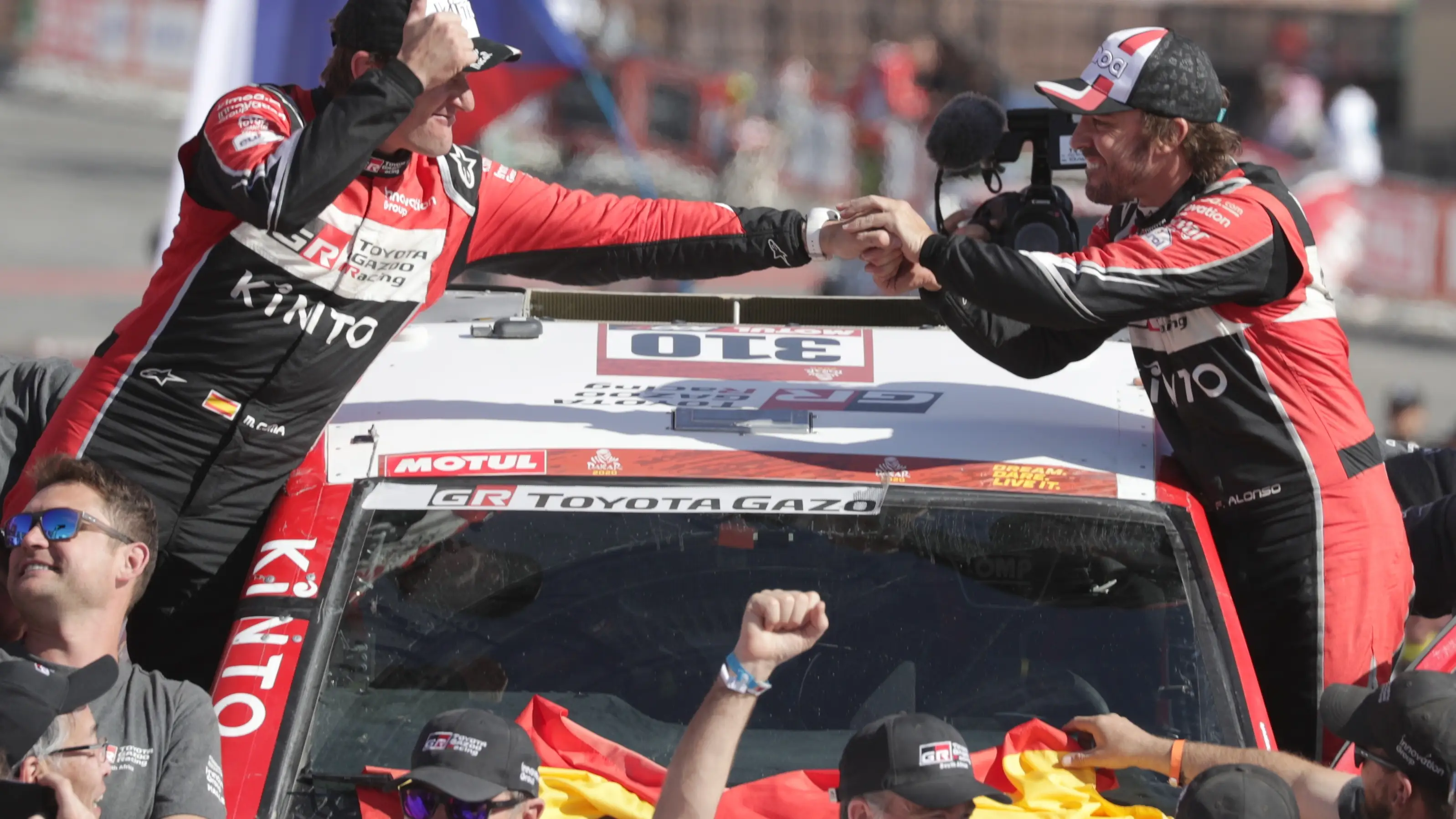 Fernando Alonso y Marc Coma al término del Rally Dakar Fernando Alonso y Marc Coma al término del Rally Dakar