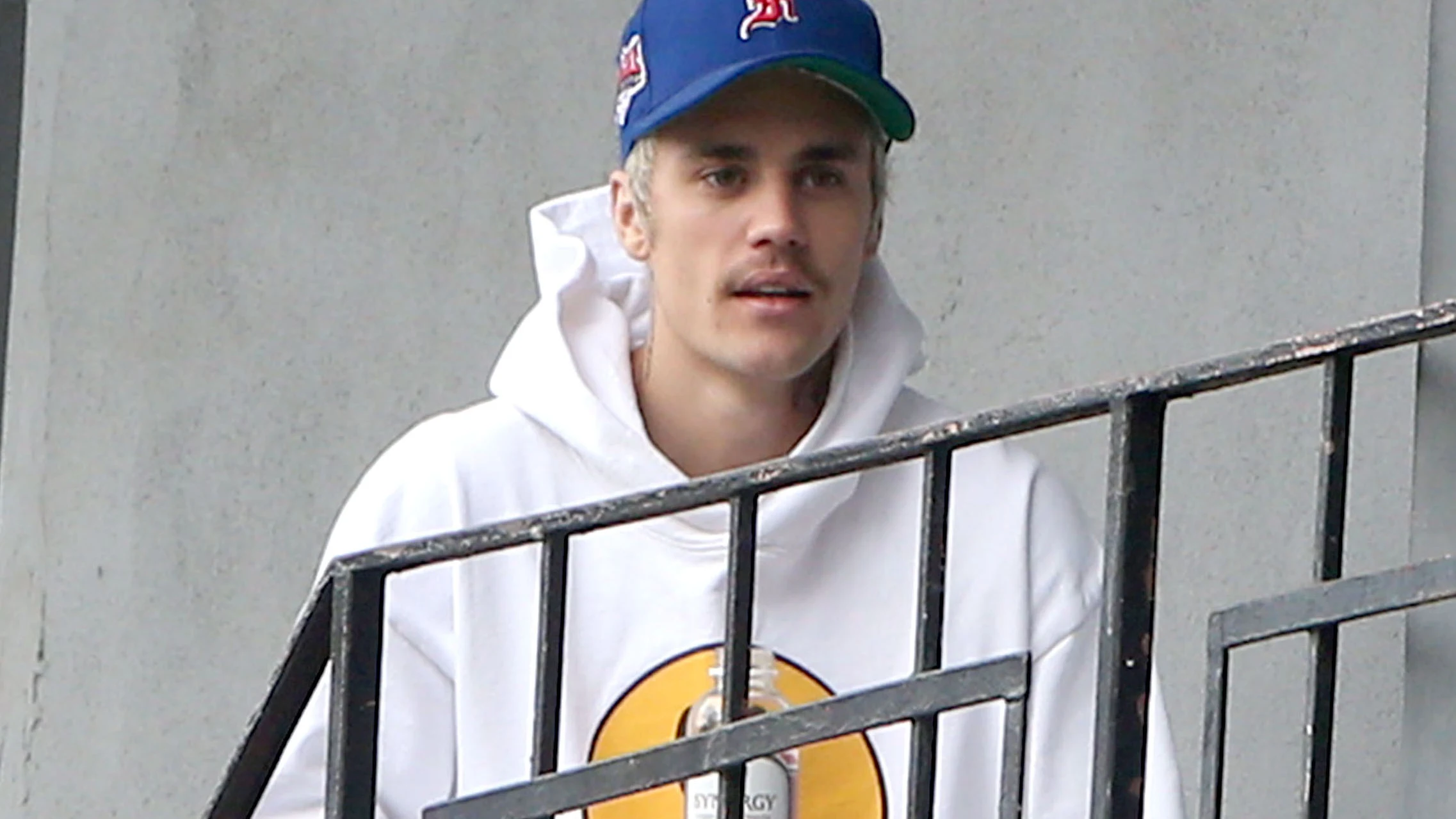 El nuevo bigotillo de Justin Bieber El actor ha sido fotografiado en California
