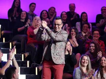 Àngel Llàcer consigue que todo el público mueva el culo con mucho ritmo en ‘Tu cara me suena’ Àngel Llàcer consigue que todo el público mueva el culo con mucho ritmo en ‘Tu cara me suena’