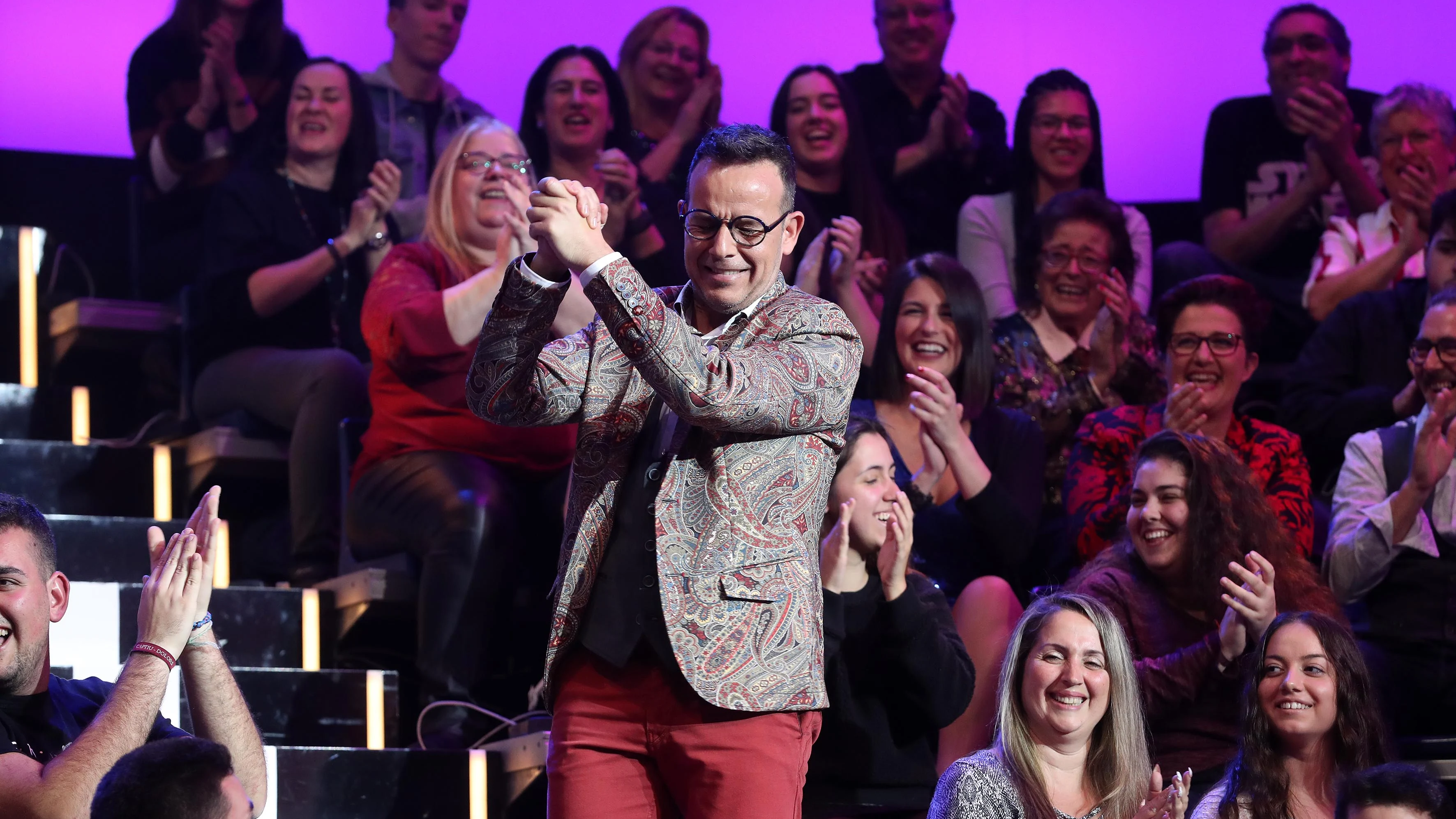 Àngel Llàcer consigue que todo el público mueva el culo con mucho ritmo en ‘Tu cara me suena’ Àngel Llàcer consigue que todo el público mueva el culo con mucho ritmo en ‘Tu cara me suena’