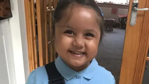Sale del coma una niña a la que querían desconectar Sale del coma una niña a la que querían desconectar