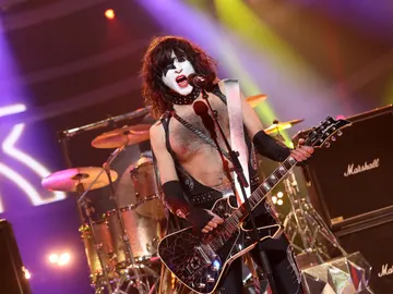 Mario Vaquerizo llena el plató de rock and roll con ‘I was made for lovin’ you baby’ de ‘Kiss’ Mario Vaquerizo llena el plató de rock and roll con ‘I was made for lovin’ you baby’ de ‘Kiss’
