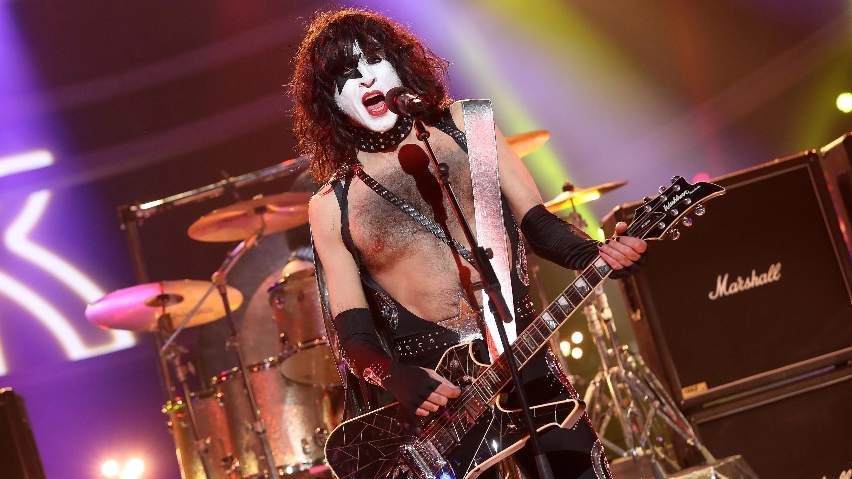 Mario Vaquerizo llena el plató de rock and roll con ‘I was made for lovin’ you baby’ de ‘Kiss’
