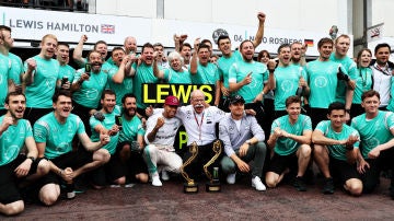 Lewis Hamilton celebrando con el equipo Mercede - Benz