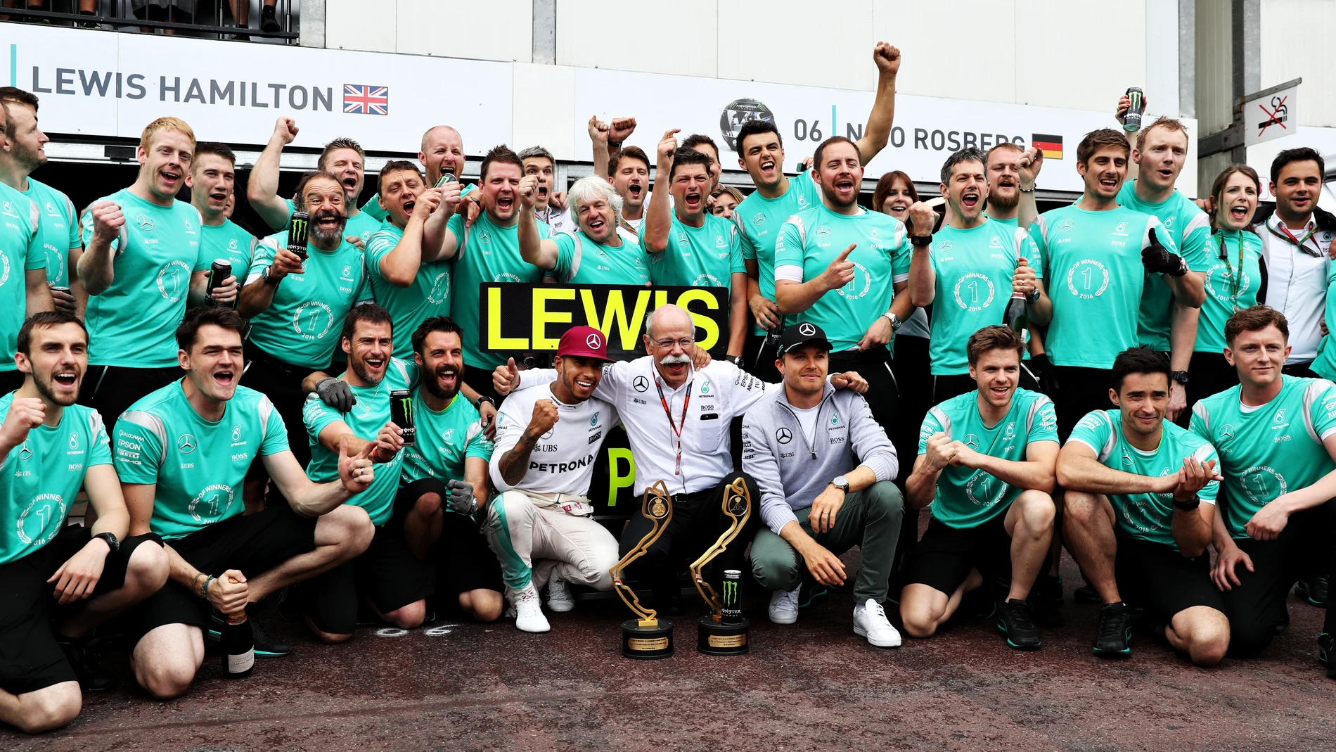 Lewis Hamilton celebrando con el equipo Mercede - Benz Lewis Hamilton celebrando con el equipo Mercede - Benz