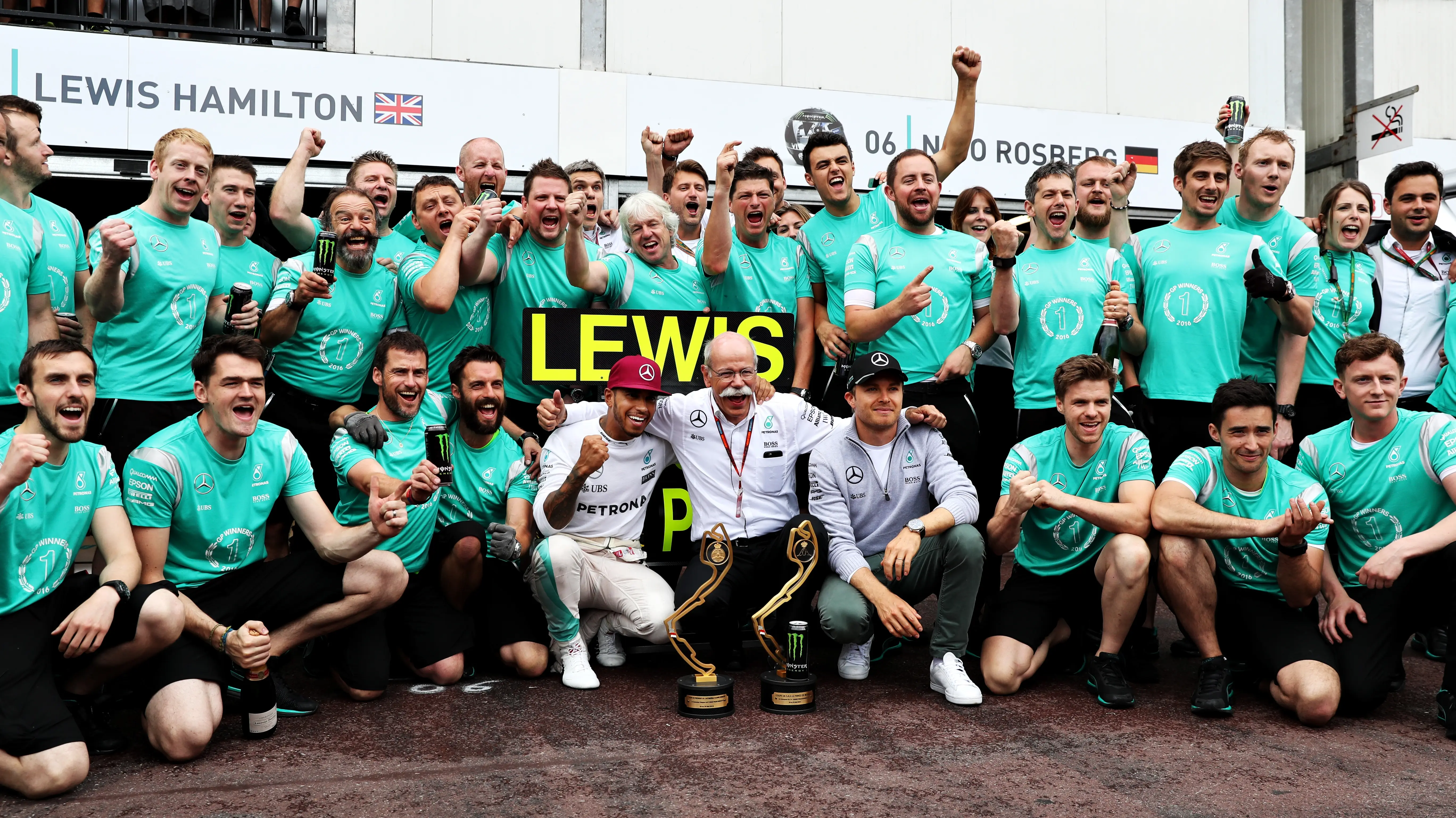 Lewis Hamilton celebrando con el equipo Mercede - Benz Lewis Hamilton celebrando con el equipo Mercede - Benz
