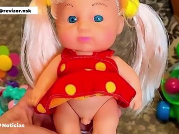 Polémica por la venta de una muñeca infantil con ropa de mujer y genitales masculinos