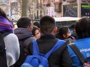 Niños a la salida de los colegios.